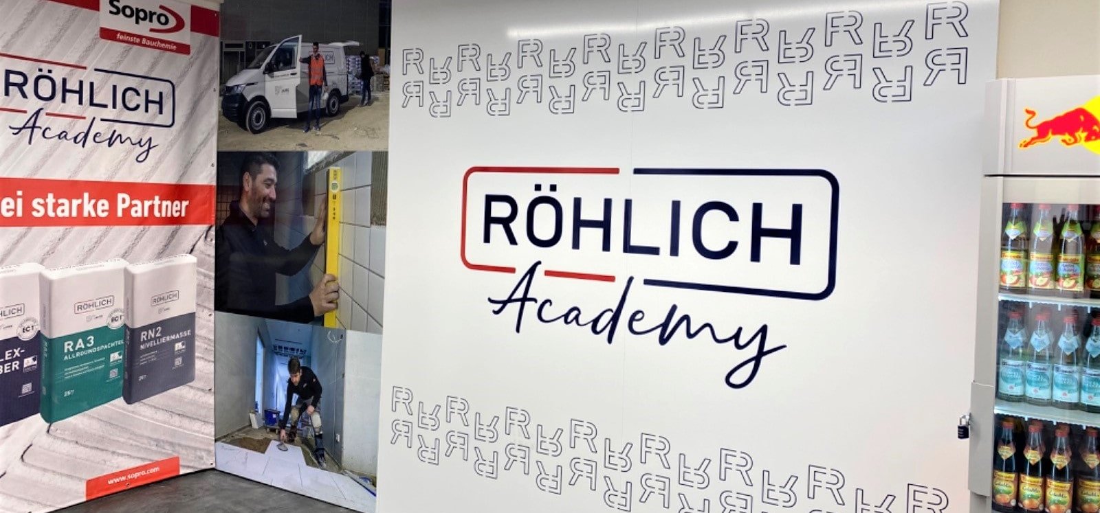 Wall mit Röhlich Academy Logo